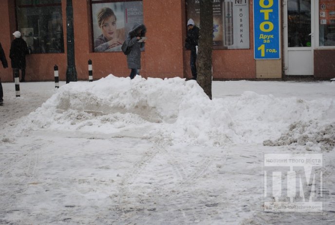 Центральну частину Мукачева комунальники очищають від снігу (ФОТО) – 02