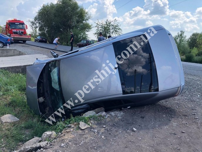 Моторошна ДТП: зіткнулися 2 машини. Одна з них перекинулася – 02