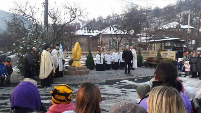 У Перечині освятили скульптуру Миколая Чудотворця та запалили святкові вогні новорічної ялинки – 02 У Перечині освятили скульптуру Миколая Чудотворця та запалили святкові вогні новорічної ялинки – 02
