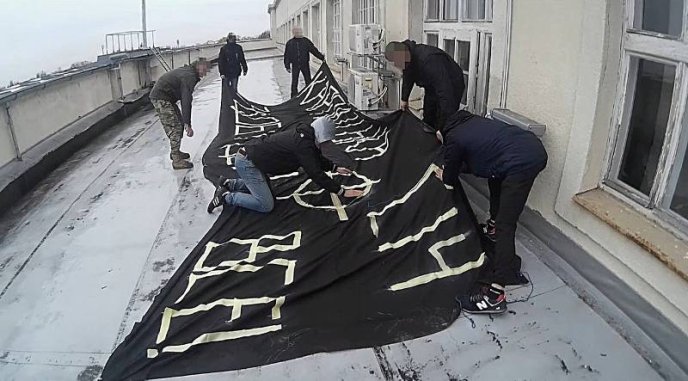 Активісти "Карпатської Січі" вивісили на даху Закарпатської ОДА величезний банер – 02 Активісти "Карпатської Січі" вивісили на даху Закарпатської ОДА величезний банер – 02