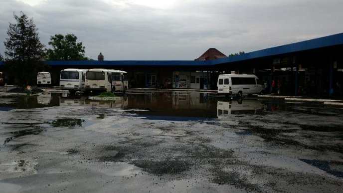 Як у Мукачеві на автостанції після вчорашньої зливи автобуси "плавали" – 01