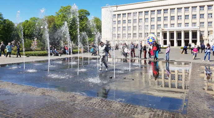 Поливаний понеділок: ужгородці кидають одне одного у фонтан – 08 Поливаний понеділок: ужгородці кидають одне одного у фонтан – 08