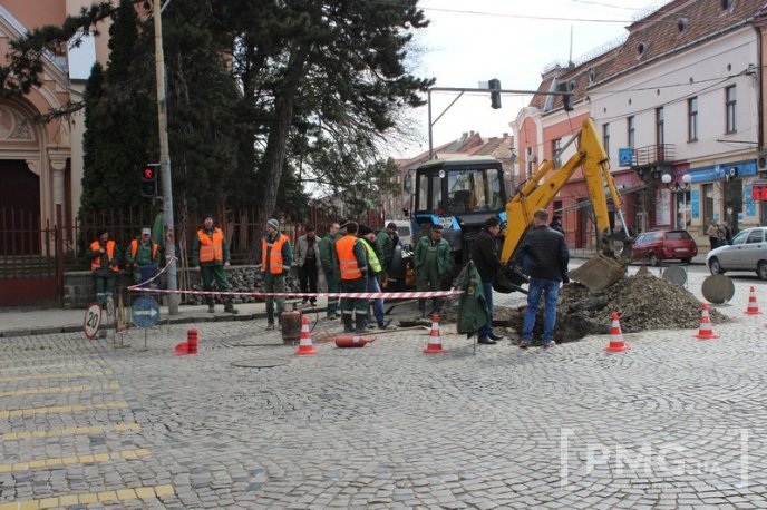 У центрі Мукачева ускладнено рух транспорту – 02