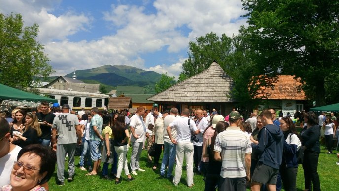 На фестивалі в Колочаві Москаль пригощав туристів ріплянкою власного виробництва – 07