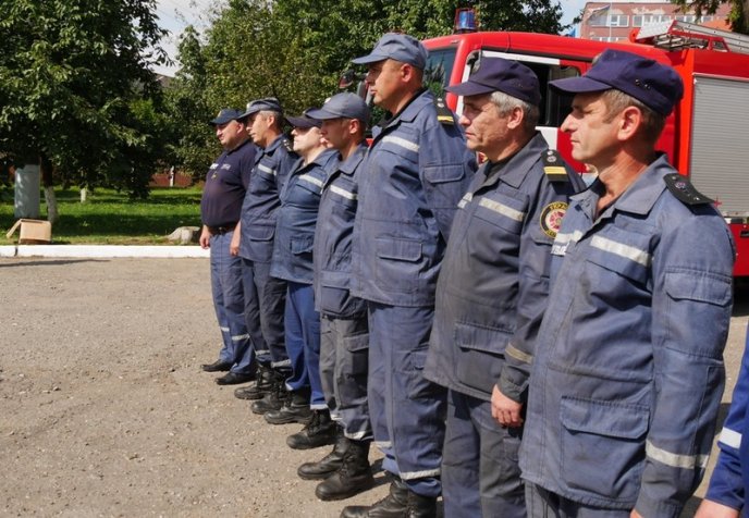 Рятувальників 2-річної дитини, яка ледь не вистрибнула з балкону, сьогодні нагородили – 03