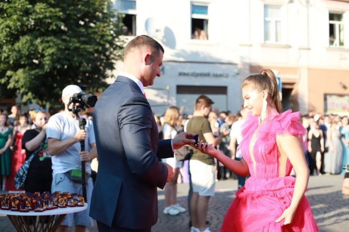 Парад випускників 2021: перші фото зі свята – 08