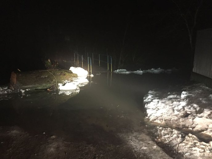У Ракошині вода підтопила кілька сільських вулиць: через паводок призупинено навчання у школі – 05