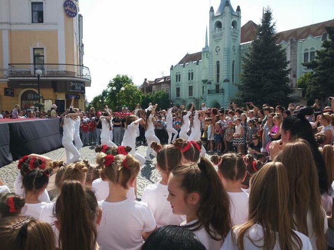 У центрі Мукачева провели танцювальне свято – 09