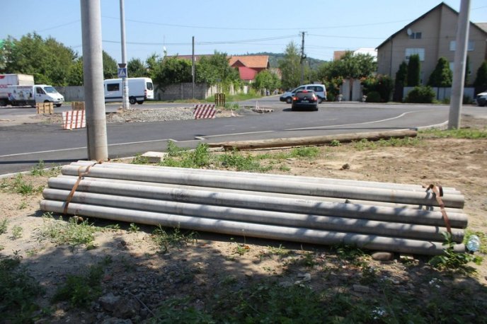 У Мукачеві облаштовують нове перехрестя – 05