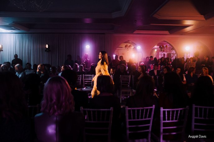 Мода заради життя: на Закарпатті відбувся ІІІ-й благодійний показ мод дизайнерки Роксолани Новак – 177