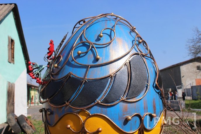 Завтра у центрі Мукачева розмістять дві гігантські ковані писанки – 12