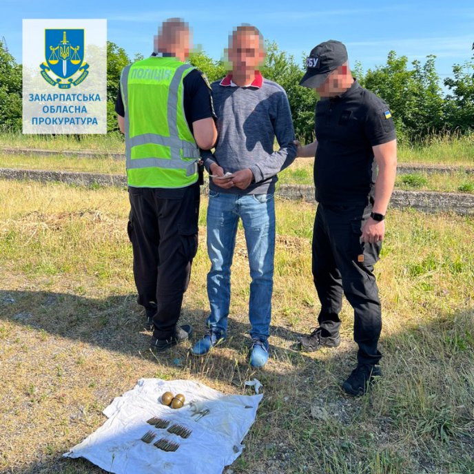 Поблизу колишнього вокзалу чоловік продавав гранати і набої – 01