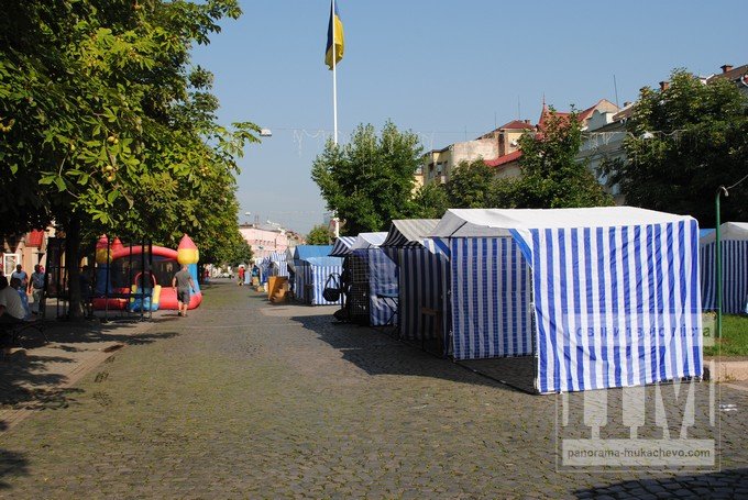 У Мукачеві розпочався традиційний шкільний ярмарок (ФОТОРЕПОРТАЖ) – 07