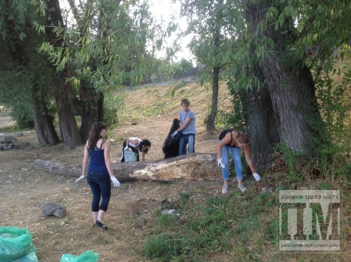 Свідомі мукачівці очищали набережну міста від сміття (ФОТО) – 04 Свідомі мукачівці очищали набережну міста від сміття (ФОТО) – 04