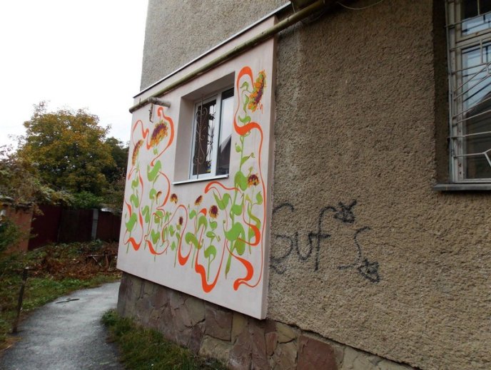 Фасад квартири в спальному мікрорайоні Мукачева прикрасив дивовижний стінопис – 01