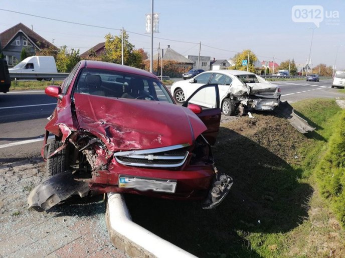 Заснув за кермом? У Барвінку трапилась аварія – 01 Заснув за кермом? У Барвінку трапилась аварія – 01