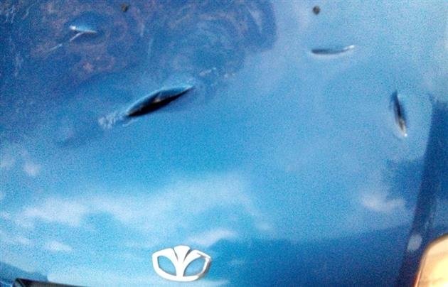 В Ужгороді вночі невідомі розтрощили автомобіль – 02