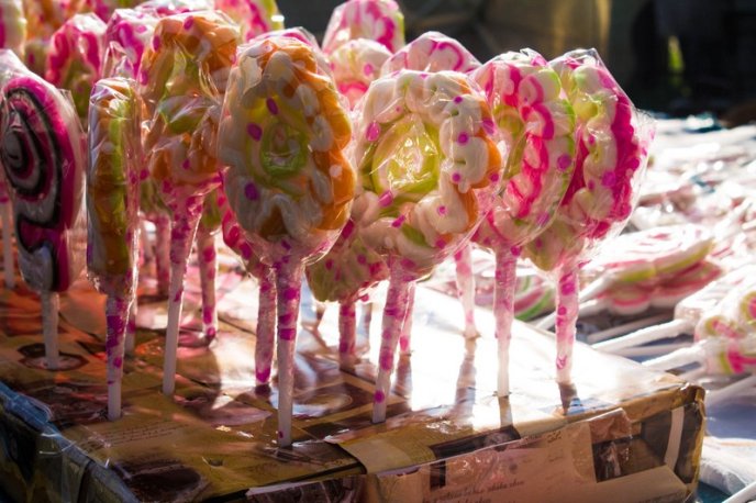 Набережна Мукачева, перед монастирем, нагадує торгову алею (ФОТО) – 14