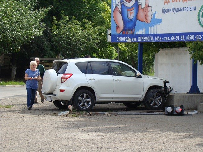 В Ужгороді нещодавно встановлений світлофор зніс джип (ФОТО) – 02