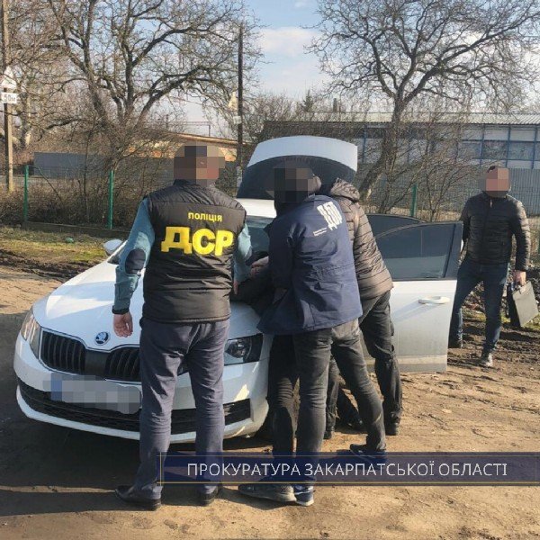 Як "заробляв" прикордонник: чоловіка затримали при отриманні 900 доларів – 03 Як "заробляв" прикордонник: чоловіка затримали при отриманні 900 доларів – 03
