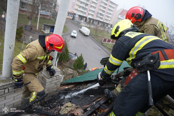 В обласному центрі горів триповерховий будинок – 02 В Ужгороді горів будинок