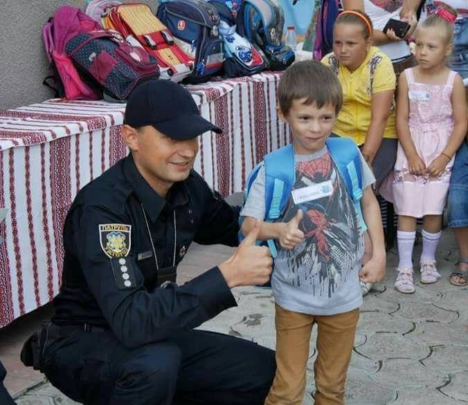 Патрульні поліцейські долучилися до соціальної акції для школярів «Перший портфелик» – 03