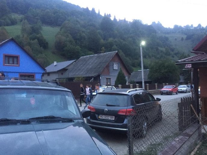 На Закарпатті п’ятий день блокують дорогу – 01