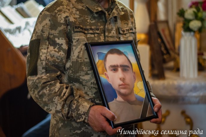 Воїну було лише 20 років: у Чинадієві поховали загиблого на війні Героя Володимира Гавріша – 01 Воїну було лише 20 років: у Чинадієві поховали загиблого на війні Героя Володимира Гавріша – 01