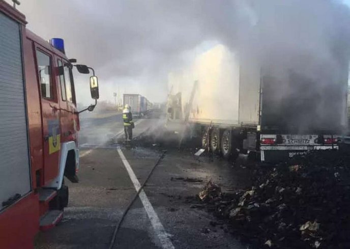 Пошкоджено причіп та 20 тонн вугілля: на трасі Київ-Чоп горіла вантажівка – 01