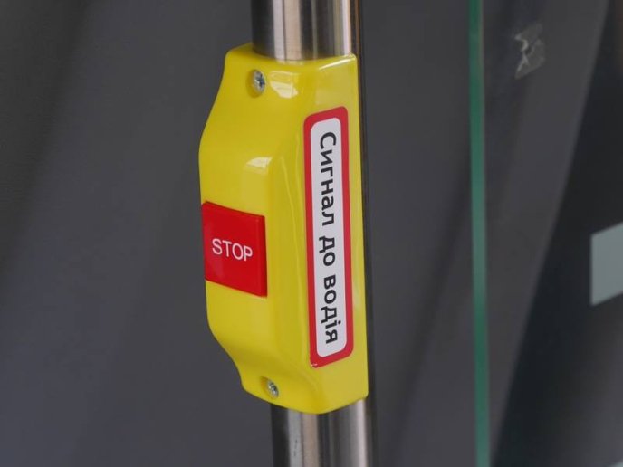 В Ужгороді новий автобус не зміг проїхати під залізничним мостом – 07