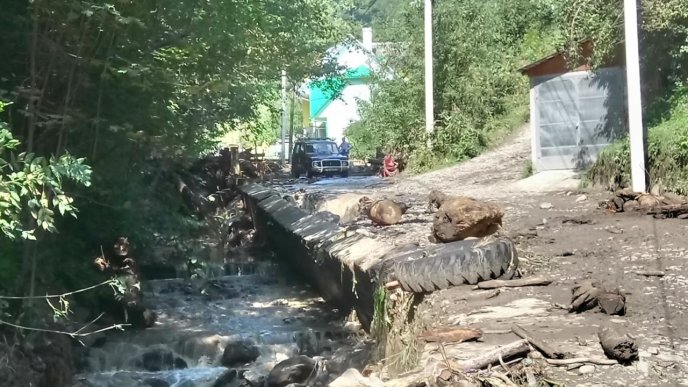 У Рахів із Ужгорода й Хуста виїхала спецтехніка для очистки замулених комунікацій – 06