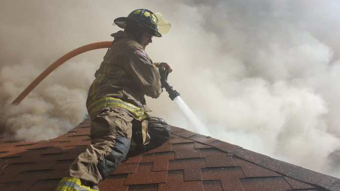 Закарпатські вогнеборці показали наслідки масштабної пожежі  – 01
