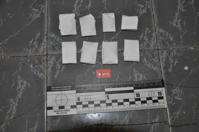 Голівуд по-закарпатськи: ув’язненому у булочках намагались передати наркотики та сімкарту (ФОТО) – 02