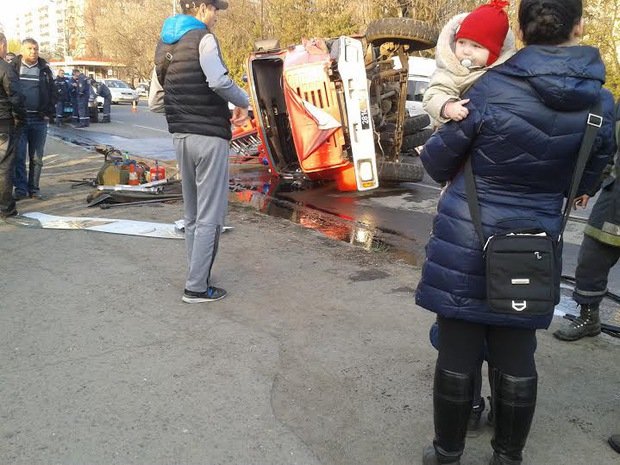 В Ужгороді пожежна машина зіткнулась з мікроавтобусом (ФОТО) – 01