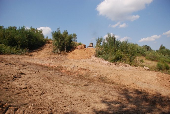 В Іршаві будують дорогу до міського кладовища – 01