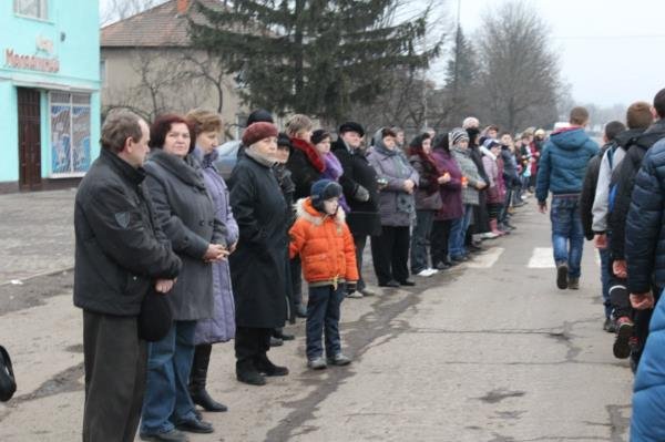 На колінах зі сльозами на очах полеглого "кіборга" зустріли мешканці рідної Ільниці (ФОТО) – 17