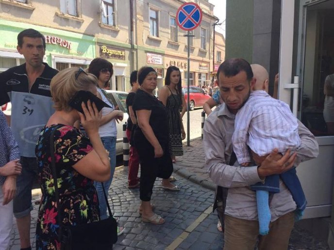 У Мукачеві чоловік жебракував із майже бездиханною дитиною на руках, в якої вже були конвульсії ніжок – 02