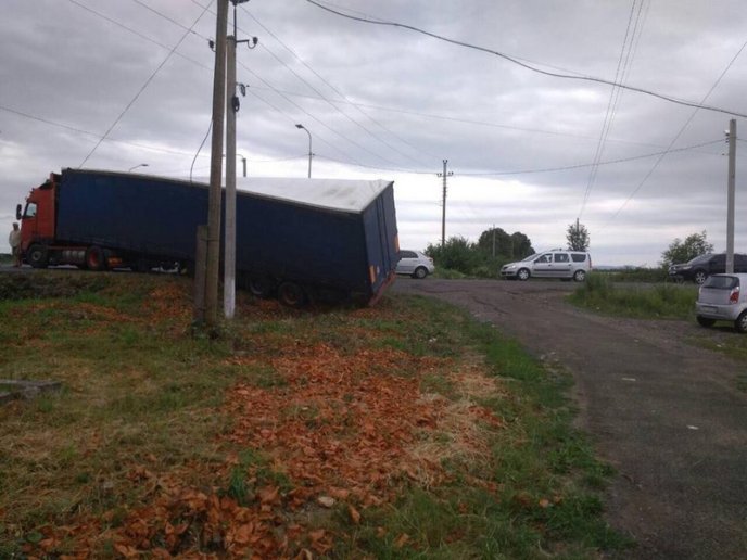 Поблизу Мукачева вантажівка з’їхала у кювет – 05