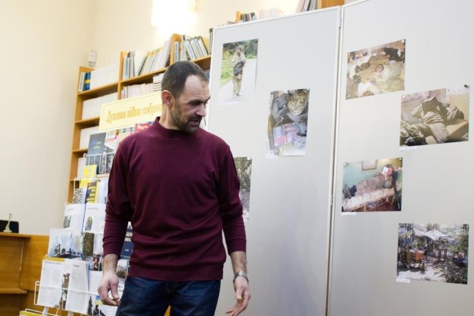 В Ужгороді відкрили фотовиставку учасника АТО "Духовна війна: озброєні книгою" – 06