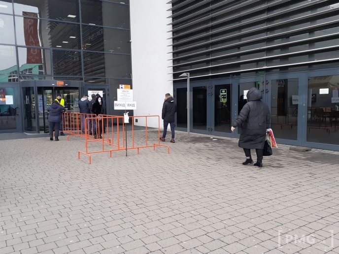 Червона зона у Мукачеві: як працюють ринки, магазини і громадський транспорт – 01