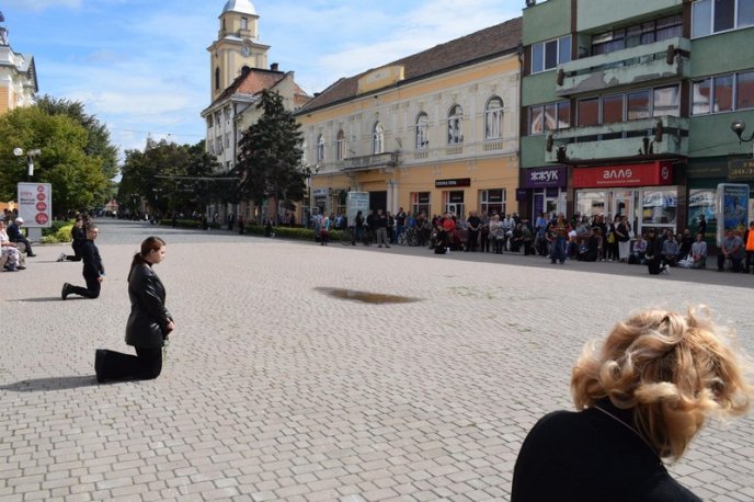 На Закарпатті, стоячи на колінах, проводжали в останню путь Героя – 06