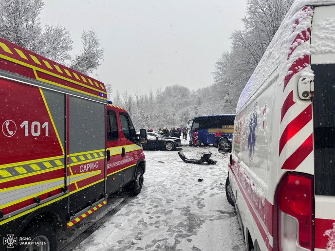 Зіткнулися легковик і рейсовий автобус: трапилась жахлива ДТП – 03