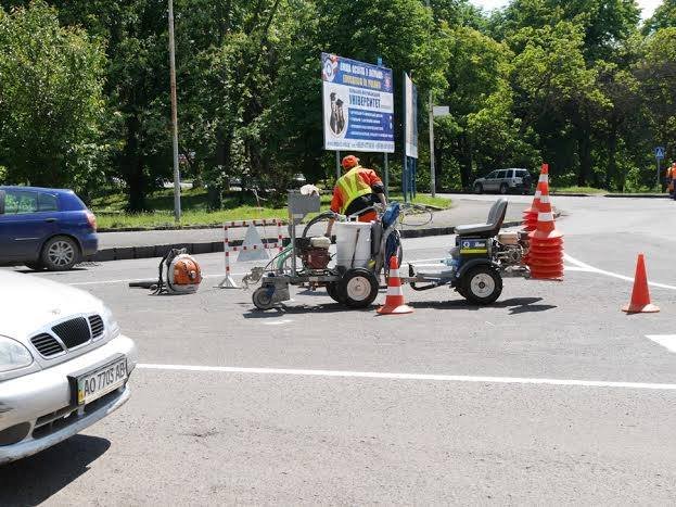 На вулицях Ужгорода розпочали наносити дорожню розмітку – 03