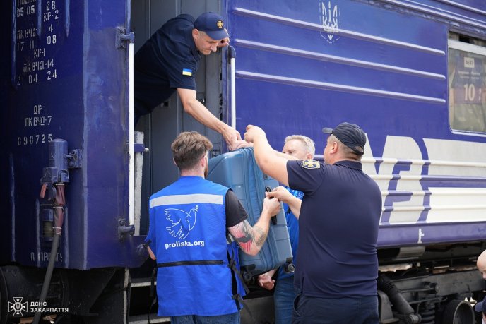 Рятуючись від війни, в область прибули родини з Дніпропетровщини – 01 На вокзалі зустріли переселенців