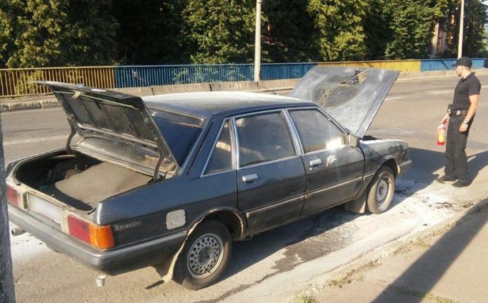 На транспортному мості у Мукачеві на ходу загорівся автомобіль "Volkswagen" – 02