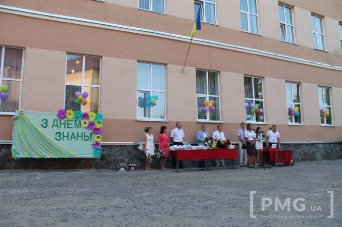 НВК "Гармонія" урочисто відзначила свято Першого вересня лінійкою у вишиванках – 35