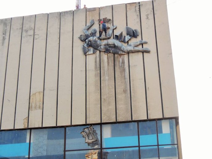 У Берегові альпініст демонтує аварійну "Музу" – 04