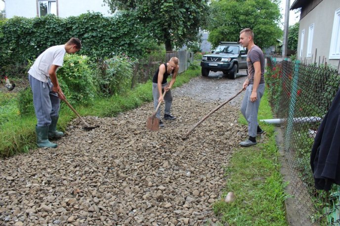 На Тячівщині люди самотужки відремонтували дві комунальні вулиці – 05
