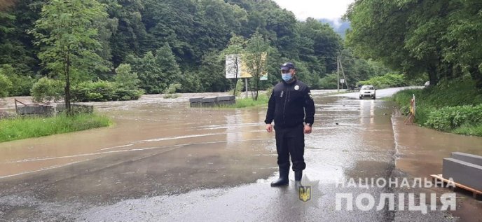 Через негоду на Рахівщині правоохоронці перекрили рух автошляхом – 01