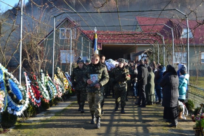 На Тячівщині прощались з загиблим героєм Олександром Шимоном (ФОТО) – 02